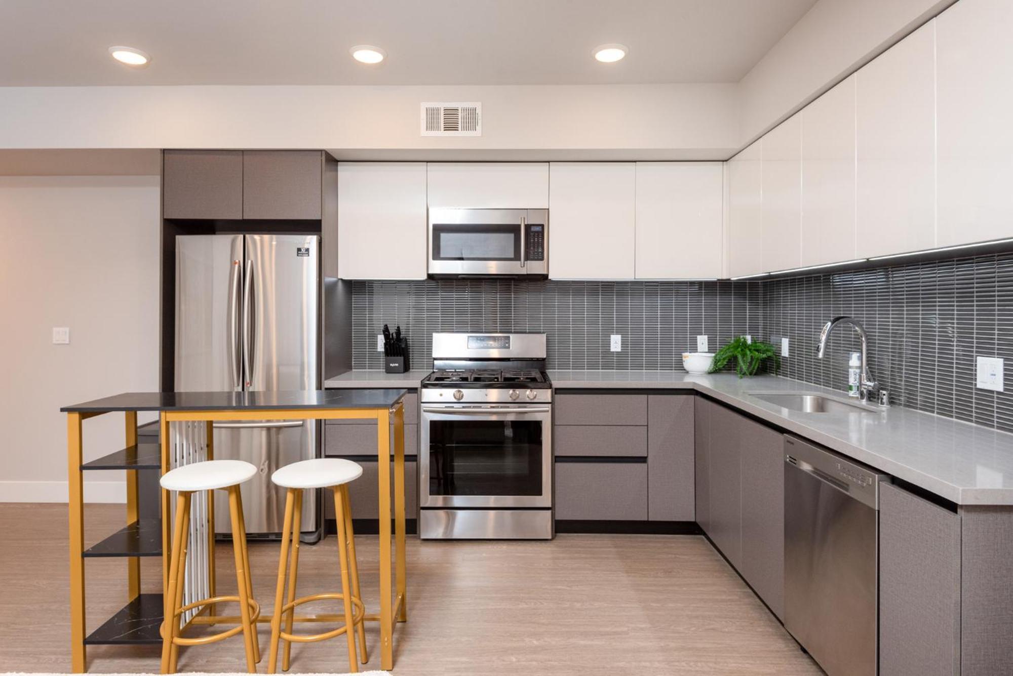 Apartamento Luxurious 2br In K-town W/ Private Balcony!