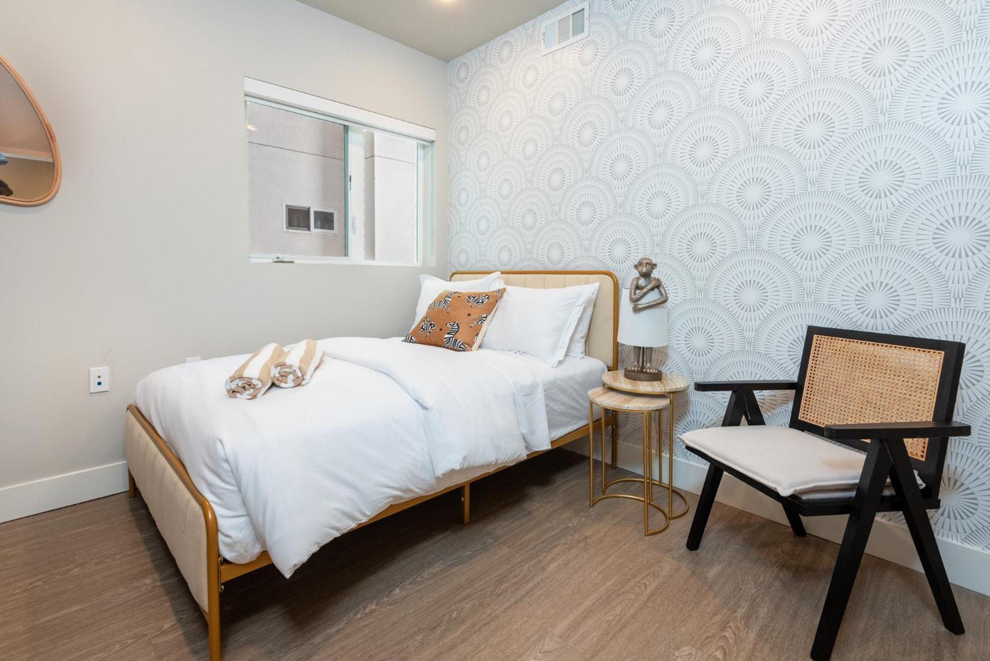 Luxurious 2br In K-town W/ Private Balcony! * Los Ángeles